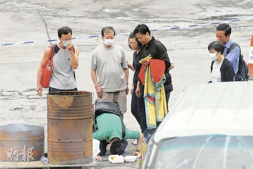 24歲死者何賜豪的家人昨午重返現場拜祭,其間何的胞兄(綠衣者)跪下,向胞弟的出事位置三磕頭,見者心酸。(梁琬珊攝) 24歲死者何賜豪的家人昨午重返現場拜祭,其間何的胞兄(綠衣者)跪下,向胞弟的出事位置三磕頭,見者心酸。(梁琬珊攝)