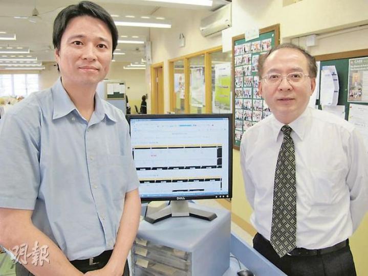 中華傳道會劉永生中學校長鄭德富(右)表示,會限制每科最多補課10小時;設計教師網上登記補課時間系統的電腦科主任葉俊華(左)說,望教師可利用系統登記補課時間,避免學生補課時間表相撞。(蕭輝浩攝) 中華傳道會劉永生中學校長鄭德富(右)表示,會限制每科最多補課10小時;設計教師網上登記補課時間系統的電腦科主任葉俊華(左)說,望教師可利用系統登記補課時間,避免學生補課時間表相撞。(蕭輝浩攝)