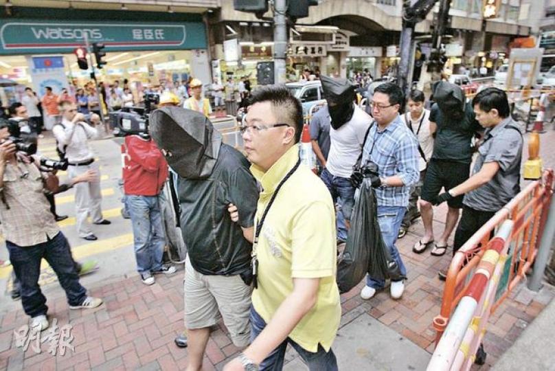 商罪科探員拘捕3名外籍男子,懷疑有人利用載入外國戶口資料的假卡提款購物套現。(黃雄攝)圖為警方檢獲的假卡及外幣等證物。(劉焌陶攝) 商罪科探員拘捕3名外籍男子,懷疑有人利用載入外國戶口資料的假卡提款購物套現。(黃雄攝)圖為警方檢獲的假卡及外幣等證物。(劉焌陶攝)