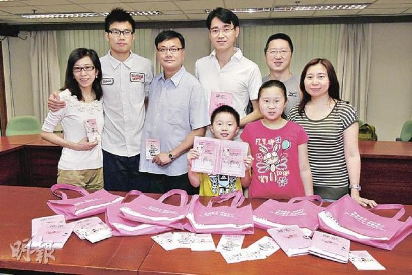 兩個李氏家庭均以林永和醫生(中)作為家庭醫生,他們均認為有熟悉的家庭醫生,可以給予治療意見,減省不必要的疑慮。(陳智良攝) 兩個李氏家庭均以林永和醫生(中)作為家庭醫生,他們均認為有熟悉的家庭醫生,可以給予治療意見,減省不必要的疑慮。(陳智良攝)
