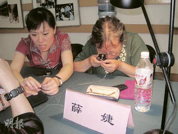 鑑寶專家薛婕鑑定掛飾中寶石真假。(劉洪慶攝) 鑑寶專家薛婕鑑定掛飾中寶石真假。(劉洪慶攝)