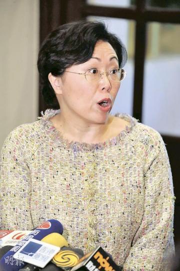 政府批兩地予港鐵,以興建南港島線(東段)及觀塘線延線,對於港鐵被指經常起屏風樓和豪宅,運輸及房屋局長鄭汝樺表示,今次兩個設計都有中型單位和通風廊,設計佈局亦會因應社會訴求調整。(葉漢華攝) 政府批兩地予港鐵,以興建南港島線(東段)及觀塘線延線,對於港鐵被指經常起屏風樓和豪宅,運輸及房屋局長鄭汝樺表示,今次兩個設計都有中型單位和通風廊,設計佈局亦會因應社會訴求調整。(葉漢華攝)
