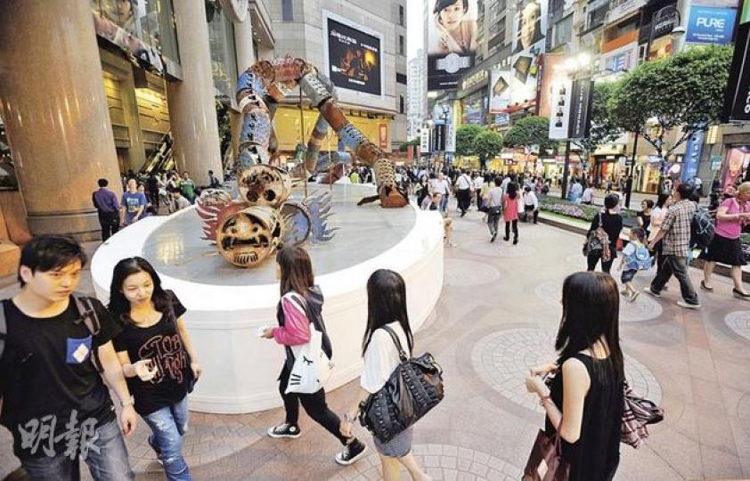 時代廣場正舉行「邱志傑戶外雕塑——能量」展覽,商場以確保人流暢通及政治中立為由,拒絕支聯會申請舉行「六四」展覽。(朱永倫攝)今年是六四22周年,堅持平反六四的人昨在立法會高喊「結束一黨專政,平反八九民運」口號。支聯會主席李卓人(右二)昨在立法會提出平反六四議案,但連續13年遭否決。(葉漢華攝) 時代廣場正舉行「邱志傑戶外雕塑——能量」展覽,商場以確保人流暢通及政治中立為由,拒絕支聯會申請舉行「六四」展覽。(朱永倫攝)今年是六四22周年,堅持平反六四的人昨在立法會高喊「結束一黨專政,平反八九民運」口號。支聯會主席李卓人(右二)昨在立法會提出平反六四議案,但連續13年遭否決。(葉漢華攝)
