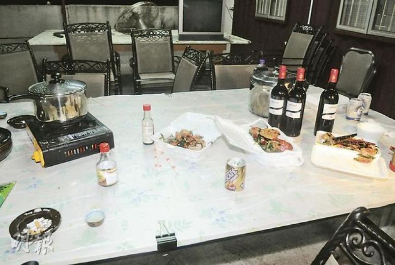 警員在東涌石榴埔村非法賭檔內,發現招待賭客的紅酒和龍蝦海鮮等。(蔡方山攝)探員檢走有「水錢」在內的3萬多元現金。(蔡方山攝)到非法賭檔的賭客被警方拘捕。(蔡方山攝)貨櫃內的賭檔裝修豪華,非常「光猛」。(蔡方山攝) 警員在東涌石榴埔村非法賭檔內,發現招待賭客的紅酒和龍蝦海鮮等。(蔡方山攝)探員檢走有「水錢」在內的3萬多元現金。(蔡方山攝)到非法賭檔的賭客被警方拘捕。(蔡方山攝)貨櫃內的賭檔裝修豪華,非常「光猛」。(蔡方山攝)