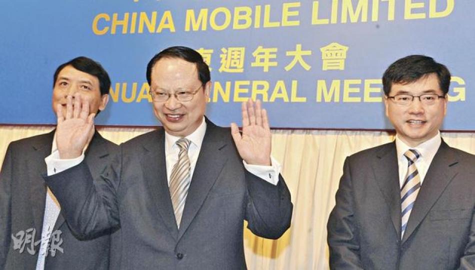 中移動董事長王建宙(舉手者)表示,中移動已與蘋果有共識,未來推出的iPhone或可包括TD-LTE技術。他又透露,公司目前有約400萬名使用iPhone的客戶。(劉焌陶攝) 中移動董事長王建宙(舉手者)表示,中移動已與蘋果有共識,未來推出的iPhone或可包括TD-LTE技術。他又透露,公司目前有約400萬名使用iPhone的客戶。(劉焌陶攝)