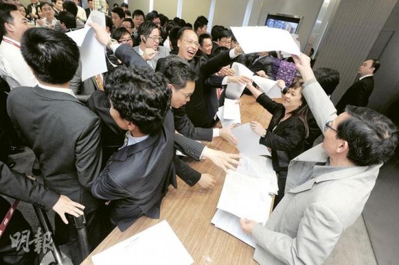 新地公布筲箕灣「i•UniQ譽都」首推20伙的售價後,隨即派發價單,引起地產代理們蜂擁搶奪。此外,設於銅鑼灣世貿中心的示範單位,明天和周日會開放予公眾參觀。(尹錦恩攝) 新地公布筲箕灣「i•UniQ譽都」首推20伙的售價後,隨即派發價單,引起地產代理們蜂擁搶奪。此外,設於銅鑼灣世貿中心的示範單位,明天和周日會開放予公眾參觀。(尹錦恩攝)