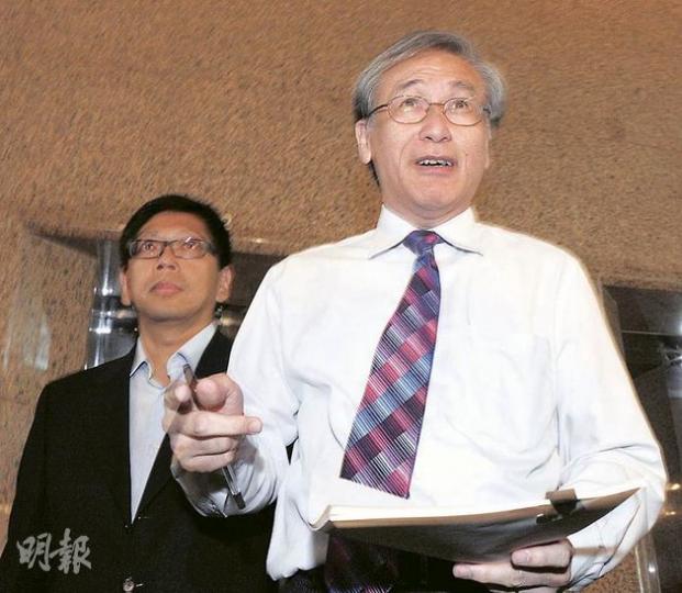 面露笑容的高級公務員評議會職方代表郭志德(右)認為調整結果反映香港經濟實况,初步接受結果。(劉焌陶攝) 面露笑容的高級公務員評議會職方代表郭志德(右)認為調整結果反映香港經濟實况,初步接受結果。(劉焌陶攝)