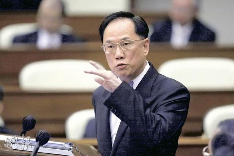 特首曾蔭權昨日提醒市民,買樓前要衡量負擔能力,他表示聽到社會的復建居屋訴求,承諾在10月的《施政報告》跟進。(李紹昌攝)(明報製圖) 特首曾蔭權昨日提醒市民,買樓前要衡量負擔能力,他表示聽到社會的復建居屋訴求,承諾在10月的《施政報告》跟進。(李紹昌攝)(明報製圖)