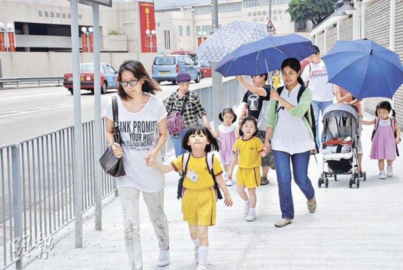 發生「拐子佬」企圖拖走幼稚園學童事件後,一眾家長和外傭接放學時,都緊拖着學童。(雲錦鋒攝) 發生「拐子佬」企圖拖走幼稚園學童事件後,一眾家長和外傭接放學時,都緊拖着學童。(雲錦鋒攝)