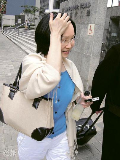 原訴人胡偉欣入稟力阻鄰居點香,質疑氣味不單令夫婦倆長期難以入睡,更令她要提早剖腹生產。(吳光熙攝)被告之一的馬鴻榮(圖)昨一直在庭上聽取原訴人作供,事後不發一言離開法院。(吳光熙攝)主審法官陸啟康(左三)昨日跟與訟雙方到現場視察,在場人員於被告單位的門外(左)點香,讓各人親身在原訴人單位外感受,以作參考。(何家達攝) 原訴人胡偉欣入稟力阻鄰居點香,質疑氣味不單令夫婦倆長期難以入睡,更令她要提早剖腹生產。(吳光熙攝)被告之一的馬鴻榮(圖)昨一直在庭上聽取原訴人作供,事後不發一言離開法院。(吳光熙攝)主審法官陸啟康(左三)昨日跟與訟雙方到現場視察,在場人員於被告單位的門外(左)點香,讓各人親身在原訴人單位外感受,以作參考。(何家達攝)