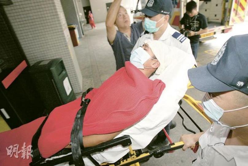 在柴灣高威閣搭棚失手的工人,由八旬婦及男住客救回,輕傷送院治理。(黃雄攝)居於15樓的八旬婦事發時在客廳看到窗外有人受傷,嚇至驚惶失措。(屈俊樂攝) 在柴灣高威閣搭棚失手的工人,由八旬婦及男住客救回,輕傷送院治理。(黃雄攝)居於15樓的八旬婦事發時在客廳看到窗外有人受傷,嚇至驚惶失措。(屈俊樂攝)