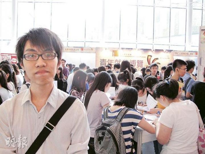 鄧耀剛自言學歷不高,以往尚可靠低薪「博人請」,最低工資實施後,他擔心無力競爭,「第一份工,五六千元都無所謂」。(余卓善攝)中七畢業生陳詠珊雖獲健味堡以時薪28元請作暑期工,但居於屯門的她被要求到荃灣上班,來回交通費要11至16元,她坦言28時元不足應付開支。(余卓善攝) 鄧耀剛自言學歷不高,以往尚可靠低薪「博人請」,最低工資實施後,他擔心無力競爭,「第一份工,五六千元都無所謂」。(余卓善攝)中七畢業生陳詠珊雖獲健味堡以時薪28元請作暑期工,但居於屯門的她被要求到荃灣上班,來回交通費要11至16元,她坦言28時元不足應付開支。(余卓善攝)