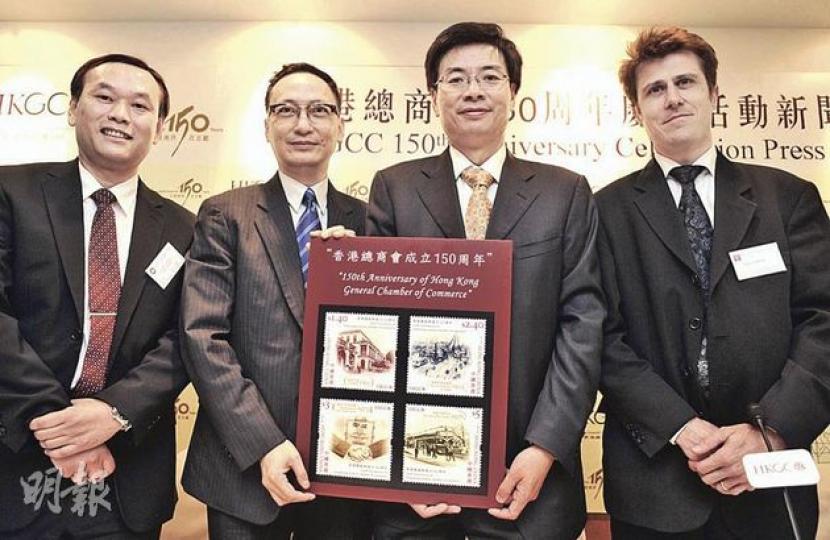 天星小輪總經理梁德興(左起)、郵政署長張雲正、總商會總裁方志偉及電車公司董事總經理夏睿德,介紹總商會成立150周年的慶祝活動,展示一套四款紀念郵票的樣本。(余俊亮攝) 天星小輪總經理梁德興(左起)、郵政署長張雲正、總商會總裁方志偉及電車公司董事總經理夏睿德,介紹總商會成立150周年的慶祝活動,展示一套四款紀念郵票的樣本。(余俊亮攝)