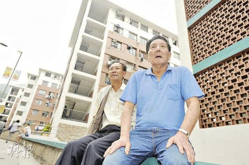 89歲的鄧偉(前)和64歲的梁錦雄同是退休公務員,相知相交20載。居於明華大廈C座的鄧伯得悉即將拆遷,說住在這裏近50年,從沒想過要遷走。梁伯則希望,街坊街里可以一起遷到新居,保住這裏的人情味。(尹錦恩攝)明華大廈共有13座出租公屋,城規會今日將審議其重建的規劃大綱圖。(尹錦恩攝) 89歲的鄧偉(前)和64歲的梁錦雄同是退休公務員,相知相交20載。居於明華大廈C座的鄧伯得悉即將拆遷,說住在這裏近50年,從沒想過要遷走。梁伯則希望,街坊街里可以一起遷到新居,保住這裏的人情味。(尹錦恩攝)明華大廈共有13座出租公屋,城規會今日將審議其重建的規劃大綱圖。(尹錦恩攝)