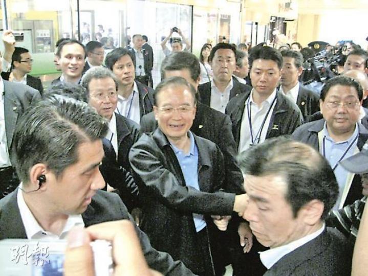 溫總在福島火車站受到民眾熱情歡迎,圖為他與民眾握手,令一旁的保鑣大為緊張。(陳小強攝) 溫總在福島火車站受到民眾熱情歡迎,圖為他與民眾握手,令一旁的保鑣大為緊張。(陳小強攝)