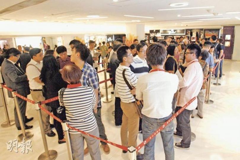 雖然昨日天氣惡劣,但新地開放「譽都」設於銅鑼灣世貿中心的示範單位,半日已錄得約5000人參觀。(陳智良攝)新地張卓秀敏指出,「譽都」新推單位基本上屬原價加推。而位於筲箕灣道157號的「i•UniQ」第2炮(約80伙),部署下半年推出。(陳智良攝)(明報製圖) 雖然昨日天氣惡劣,但新地開放「譽都」設於銅鑼灣世貿中心的示範單位,半日已錄得約5000人參觀。(陳智良攝)新地張卓秀敏指出,「譽都」新推單位基本上屬原價加推。而位於筲箕灣道157號的「i•UniQ」第2炮(約80伙),部署下半年推出。(陳智良攝)(明報製圖)