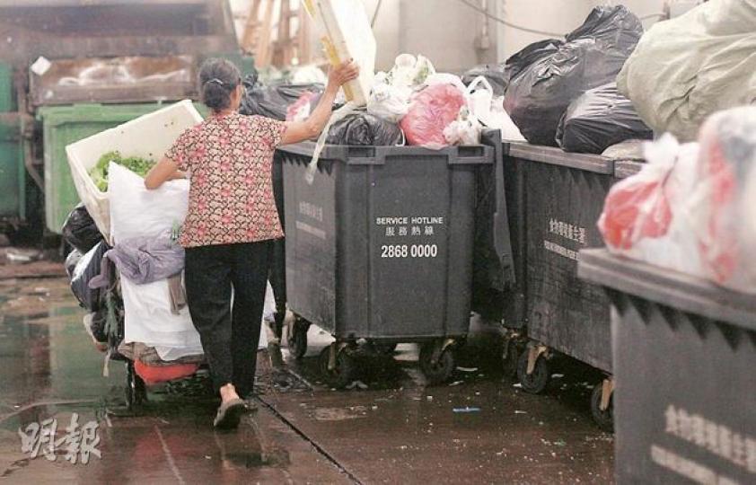 吳婆婆是「自僱」清潔工,每晚替深水埗兩座單幢式舊樓清理垃圾,不受最低工資保障之餘,更要自掏荷包貼錢購買垃圾袋及地拖等清潔用品,每月實收2000元左右,平均時薪只有13元。(林振東攝)(明報製圖) 吳婆婆是「自僱」清潔工,每晚替深水埗兩座單幢式舊樓清理垃圾,不受最低工資保障之餘,更要自掏荷包貼錢購買垃圾袋及地拖等清潔用品,每月實收2000元左右,平均時薪只有13元。(林振東攝)(明報製圖)