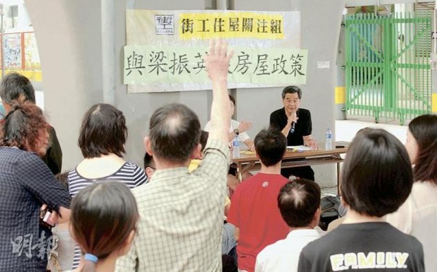 下屆特首熱門人選梁振英(右)昨日單人匹馬到葵芳邨街頭參與論壇,與街坊討論房屋政策,又分享自己年少時住警察宿舍的經歷,大打「親民牌」。(劉焌陶攝)(明報製圖) 下屆特首熱門人選梁振英(右)昨日單人匹馬到葵芳邨街頭參與論壇,與街坊討論房屋政策,又分享自己年少時住警察宿舍的經歷,大打「親民牌」。(劉焌陶攝)(明報製圖)