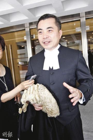 昨日出席資深大律師委任儀式的律政司長黃仁龍,開腔力撐特首曾蔭權,指其言論「完全沒有批評法庭,或對法庭施壓的意思」。(李紹昌攝) 昨日出席資深大律師委任儀式的律政司長黃仁龍,開腔力撐特首曾蔭權,指其言論「完全沒有批評法庭,或對法庭施壓的意思」。(李紹昌攝)