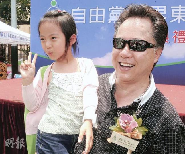 上水鄉事委員會主席侯志強(右)昨日透露,「理順」僭建物的底線,是應容許符合結構安全、美觀和不阻礙別人這「三大條件」的僭建物留下。旁為侯志強的孫女。(劉焌陶攝) 上水鄉事委員會主席侯志強(右)昨日透露,「理順」僭建物的底線,是應容許符合結構安全、美觀和不阻礙別人這「三大條件」的僭建物留下。旁為侯志強的孫女。(劉焌陶攝)