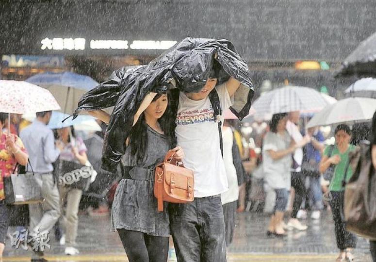 一道低壓槽正為廣東沿岸地區帶來驟雨和雷暴,本港昨午市區普遍錄得超過10毫米的雨量,有市民因沒帶雨具,結果要用外套擋雨,天文台預測今明兩天仍有雷雨。(余俊亮攝) 一道低壓槽正為廣東沿岸地區帶來驟雨和雷暴,本港昨午市區普遍錄得超過10毫米的雨量,有市民因沒帶雨具,結果要用外套擋雨,天文台預測今明兩天仍有雷雨。(余俊亮攝)