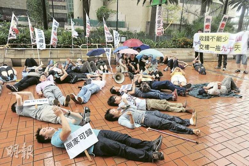 約30名將軍澳日出康城領峯業主,因不滿發展商長實遲交樓,昨午到地盤對出空地冒雨「瞓街」抗議。長實回覆指出,領峯於建築期內因火警及受惡劣天氣影響,經領峯之授權人士(AuthorizedPerson)判定延誤為期90天,賣方已按照買賣合約之規定通知買家。(尹錦恩攝) 約30名將軍澳日出康城領峯業主,因不滿發展商長實遲交樓,昨午到地盤對出空地冒雨「瞓街」抗議。長實回覆指出,領峯於建築期內因火警及受惡劣天氣影響,經領峯之授權人士(AuthorizedPerson)判定延誤為期90天,賣方已按照買賣合約之規定通知買家。(尹錦恩攝)
