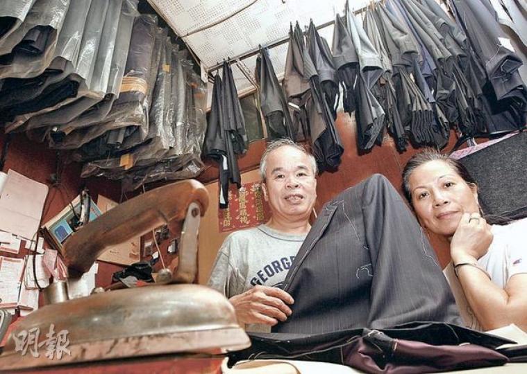 66歲的黃漢(左)與妻子(右)月底便搬離在灣仔交加里經營逾40年的漢昌洋服店,他說並不是業主逼遷,但預計街舖租金愈來愈貴,而自己僅靠雙手做衫,平均幾天才完成一套,不足以支持新租金,才決定搬上樓。(李紹昌攝)當裁縫逾40年的黃漢,至今仍堅持用雙手縫製西裝,其店內所用的都是舊式熨斗及噴壺。(李紹昌攝) 66歲的黃漢(左)與妻子(右)月底便搬離在灣仔交加里經營逾40年的漢昌洋服店,他說並不是業主逼遷,但預計街舖租金愈來愈貴,而自己僅靠雙手做衫,平均幾天才完成一套,不足以支持新租金,才決定搬上樓。(李紹昌攝)當裁縫逾40年的黃漢,至今仍堅持用雙手縫製西裝,其店內所用的都是舊式熨斗及噴壺。(李紹昌攝)