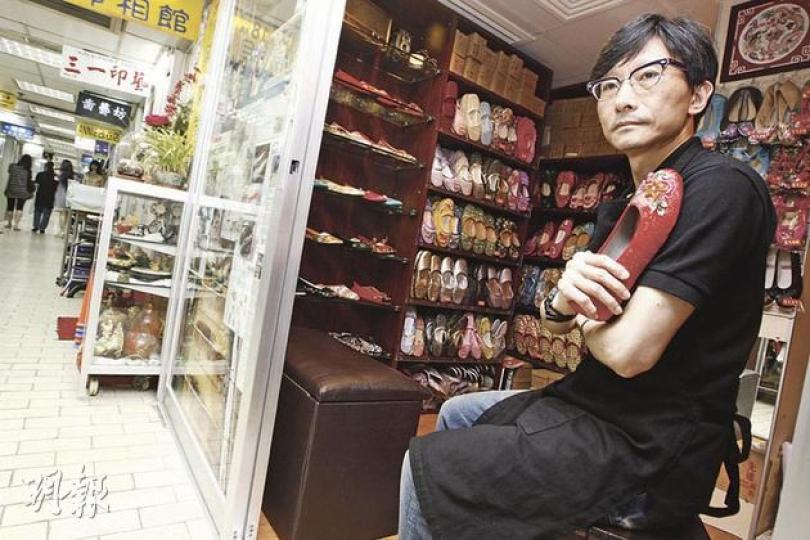 紮根彌敦道52年的「先達繡花」已在油麻地落腳。店主王景華說生意尚可,但難免流失遊客生意。(李紹昌攝) 紮根彌敦道52年的「先達繡花」已在油麻地落腳。店主王景華說生意尚可,但難免流失遊客生意。(李紹昌攝)