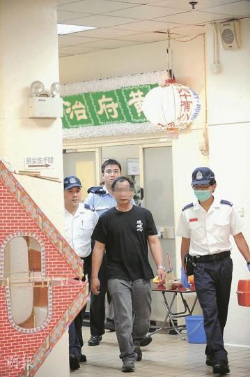 紅磡一間殯儀館發生親屬打架事件,其中一名涉案男子送院後被警方拘捕。(樊銳昌攝) 紅磡一間殯儀館發生親屬打架事件,其中一名涉案男子送院後被警方拘捕。(樊銳昌攝)