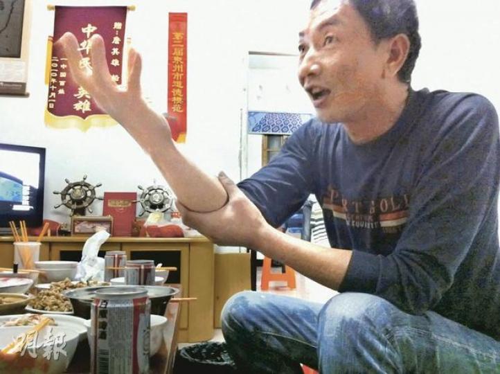 中日撞船主角詹其雄激動地揮舞雙手,向記者講述捕魚生涯兩次被拘捕的驚險經歷,包括被台灣官兵打斷手臂的牢獄生涯,以及被日本海上保安廳棍打腳踢的經過。不少國民視他為國家英雄,向他致送紀念品,包括在他家中牆上掛着的「中華民族英雄」錦旗(左上)和桌上的舵盤工藝品。(明報記者攝)(明報製圖)(明報製圖) 中日撞船主角詹其雄激動地揮舞雙手,向記者講述捕魚生涯兩次被拘捕的驚險經歷,包括被台灣官兵打斷手臂的牢獄生涯,以及被日本海上保安廳棍打腳踢的經過。不少國民視他為國家英雄,向他致送紀念品,包括在他家中牆上掛着的「中華民族英雄」錦旗(左上)和桌上的舵盤工藝品。(明報記者攝)(明報製圖)(明報製圖)