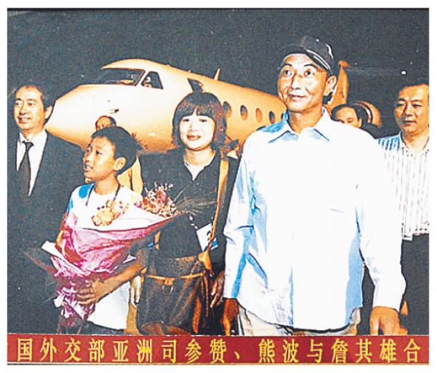 詹其雄(右二)獲釋後,在中國外交部亞洲司參贊熊波(左一)等官員護送下,乘坐包機返回福州。詹把相片掛在客廳牆上,多次看着相片說﹕「感謝外交部和領事們,沒有他們,我回不來。」(明報記者攝) 詹其雄(右二)獲釋後,在中國外交部亞洲司參贊熊波(左一)等官員護送下,乘坐包機返回福州。詹把相片掛在客廳牆上,多次看着相片說﹕「感謝外交部和領事們,沒有他們,我回不來。」(明報記者攝)