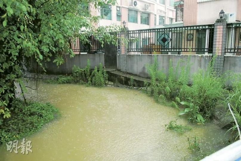 俊亨豪苑圍牆外的排水道,水位最高時升至屋苑側門,洪水不斷湧入,鄰近圍牆的8座地下單位首當其衝,戶主李太表示單位內小花園水位最高至腳眼。(雲錦鋒攝) 俊亨豪苑圍牆外的排水道,水位最高時升至屋苑側門,洪水不斷湧入,鄰近圍牆的8座地下單位首當其衝,戶主李太表示單位內小花園水位最高至腳眼。(雲錦鋒攝)