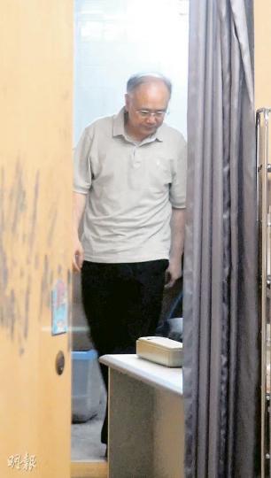 診所醫生張少清與姑娘極力抗賊,終保不失。(鍾炳然攝)葵涌光輝圍一診所險被搶劫,醒目姑娘聽到賊人耳語「做嘢」,及時避開胡椒粉撒眼襲擊。(鍾炳然攝) 診所醫生張少清與姑娘極力抗賊,終保不失。(鍾炳然攝)葵涌光輝圍一診所險被搶劫,醒目姑娘聽到賊人耳語「做嘢」,及時避開胡椒粉撒眼襲擊。(鍾炳然攝)