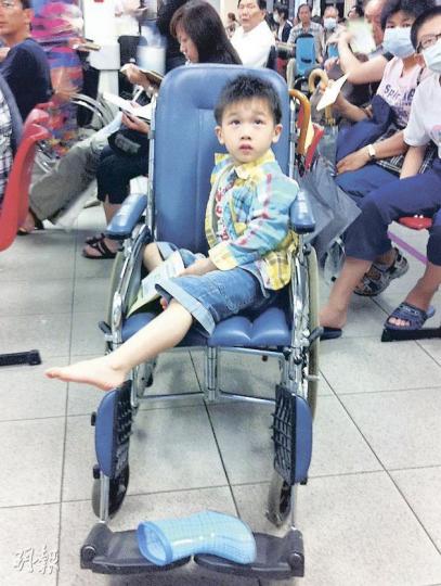 姓伍男童乘搭扶手電梯時右腳被夾傷,男童送院時只剩左腳水靴,相信另一隻水靴已被扯爛。(鍾炳然攝)觀塘APM商場一條扶手電梯昨日發生男童腳部被夾傷事件,職員事後封閉電梯,召工人到場檢修。(鍾炳然攝) 姓伍男童乘搭扶手電梯時右腳被夾傷,男童送院時只剩左腳水靴,相信另一隻水靴已被扯爛。(鍾炳然攝)觀塘APM商場一條扶手電梯昨日發生男童腳部被夾傷事件,職員事後封閉電梯,召工人到場檢修。(鍾炳然攝)