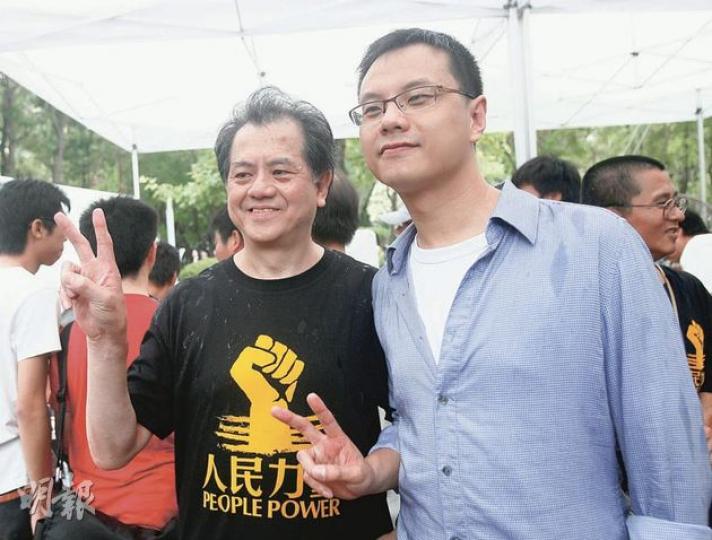 「維園阿哥」任亮憲(右)昨重返《城市論壇》,其父親、前立法局議員任善寧(左)亦穿上「人民力量」的T恤出席,身體力行支持兒子。(林振東攝) 「維園阿哥」任亮憲(右)昨重返《城市論壇》,其父親、前立法局議員任善寧(左)亦穿上「人民力量」的T恤出席,身體力行支持兒子。(林振東攝)