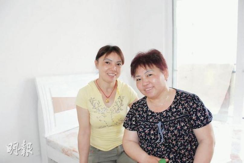 重慶市公租房住戶劉女士(圖左)感激保障房工程令她終於「有家可住」,但物價飛漲,使她「冇啖好食」,希望政府可進一步扶助。圖為劉女士與從大連趕來賀其搬遷的姊姊於新居合影。(陳子凌攝) 重慶市公租房住戶劉女士(圖左)感激保障房工程令她終於「有家可住」,但物價飛漲,使她「冇啖好食」,希望政府可進一步扶助。圖為劉女士與從大連趕來賀其搬遷的姊姊於新居合影。(陳子凌攝)