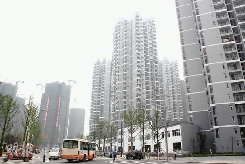 受收緊銀根所限,內地銀行對保障房融資持保留態度。重慶市市長黃奇帆透露,今年該市保障房項目不問銀行籌借,就是為了將貸款額度留給其他行業。圖為重慶市的保障房項目「民心佳園」。(陳子凌攝) 受收緊銀根所限,內地銀行對保障房融資持保留態度。重慶市市長黃奇帆透露,今年該市保障房項目不問銀行籌借,就是為了將貸款額度留給其他行業。圖為重慶市的保障房項目「民心佳園」。(陳子凌攝)