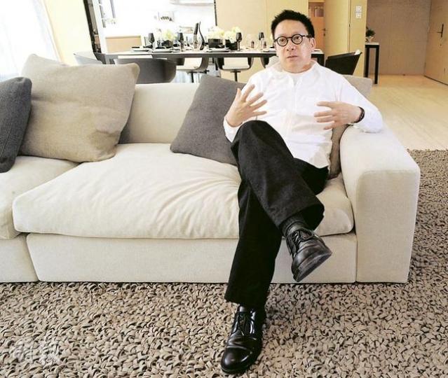 梁志天說買樓最緊要「靚」,他訪問時身處自己設計的The Hampton其中一個單位,用上米色撞黑色的設計。(劉焌陶攝)(明報製圖) 梁志天說買樓最緊要「靚」,他訪問時身處自己設計的The Hampton其中一個單位,用上米色撞黑色的設計。(劉焌陶攝)(明報製圖)