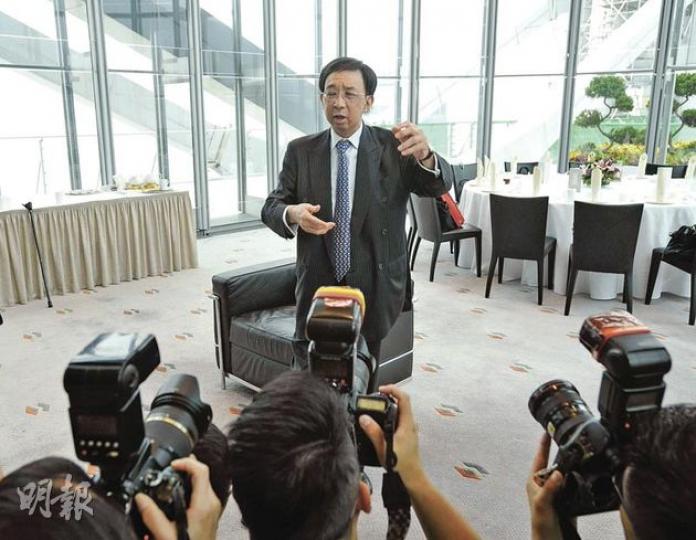 匯控執行董事鄭海泉即將榮休,他直言享受在集團33年的工作生涯,「有(工作)機會,又有人工加!」(葉漢華攝) 匯控執行董事鄭海泉即將榮休,他直言享受在集團33年的工作生涯,「有(工作)機會,又有人工加!」(葉漢華攝)