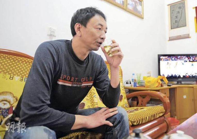 「閩晉漁5179」船長詹其雄從日本獲釋回國後接受「隔離」,一直沒有工作,每天抽煙、喝茶、飲酒。8個月沒離開過小鎮一步的他不停說﹕「我心情很亂,我心情很亂……」(明報記者攝)中日撞船後,一度被日本保安廳扣留的「閩晉漁5179」福建漁船(箭嘴示),回國後停泊在晉江市深滬鎮港口內,等候當地政府收購處理,它去年的釣魚島之行,很可能成為絕響。(明報記者攝) 「閩晉漁5179」船長詹其雄從日本獲釋回國後接受「隔離」,一直沒有工作,每天抽煙、喝茶、飲酒。8個月沒離開過小鎮一步的他不停說﹕「我心情很亂,我心情很亂……」(明報記者攝)中日撞船後,一度被日本保安廳扣留的「閩晉漁5179」福建漁船(箭嘴示),回國後停泊在晉江市深滬鎮港口內,等候當地政府收購處理,它去年的釣魚島之行,很可能成為絕響。(明報記者攝)