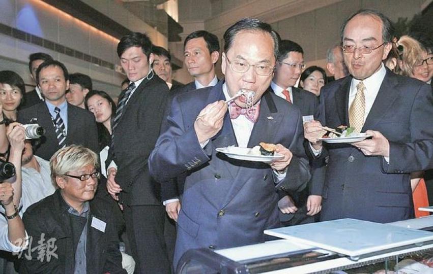 特首曾蔭權昨日出席「愛.日本料理」活動,帶頭試食日本食品以示支持。他表示對日本食材有信心,又多次稱讚食物美味。右為日本駐港總領事隈丸優次。(林振東攝) 特首曾蔭權昨日出席「愛.日本料理」活動,帶頭試食日本食品以示支持。他表示對日本食材有信心,又多次稱讚食物美味。右為日本駐港總領事隈丸優次。(林振東攝)