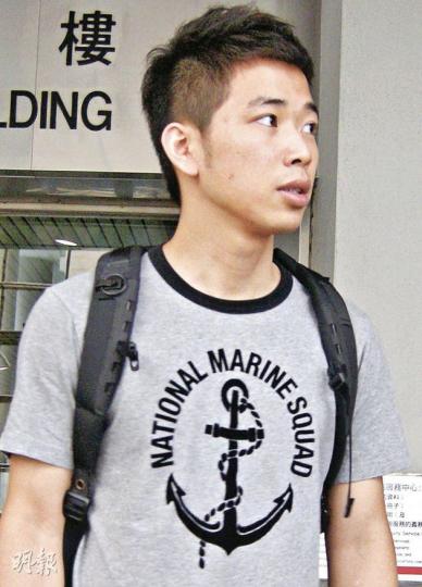 社民連成員曾浚瑛被控於中聯辦外襲擊警員,他被指當日屈身用膊頭撞向警員胸口。(林景輝攝)「女長毛」雷玉蓮被控於去年國慶日,在中聯辦外損壞鐵馬,昨穿上印有曾因藐視立法會而被判入獄、2001年去世的社運人士吳恭劭肖像上衣出庭。(林景輝攝) 社民連成員曾浚瑛被控於中聯辦外襲擊警員,他被指當日屈身用膊頭撞向警員胸口。(林景輝攝)「女長毛」雷玉蓮被控於去年國慶日,在中聯辦外損壞鐵馬,昨穿上印有曾因藐視立法會而被判入獄、2001年去世的社運人士吳恭劭肖像上衣出庭。(林景輝攝)