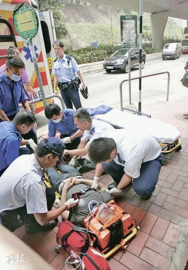 青年偕女友在荃灣德士古道候車時,途經貨車車門突然打開並撞跌小巴站牌砸傷。其女友為免阻礙通道,事後已扶起路牌。(黃雄攝) 青年偕女友在荃灣德士古道候車時,途經貨車車門突然打開並撞跌小巴站牌砸傷。其女友為免阻礙通道,事後已扶起路牌。(黃雄攝)