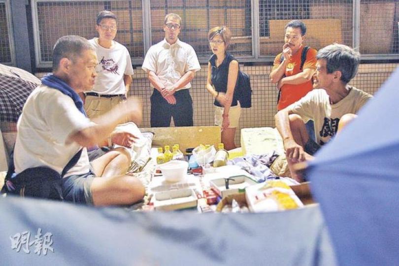 帶領下探訪香港露宿者。(林振東攝) 帶領下探訪香港露宿者。(林振東攝)