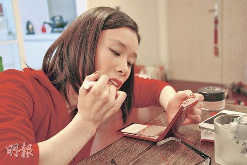 採訪當日,桑蘭用並不靈活的手拿起唇彩認真補妝。她說,女孩都愛漂亮,她也不例外,而打扮得美,也是對人的禮貌與尊重。(王艷喆攝) 採訪當日,桑蘭用並不靈活的手拿起唇彩認真補妝。她說,女孩都愛漂亮,她也不例外,而打扮得美,也是對人的禮貌與尊重。(王艷喆攝)