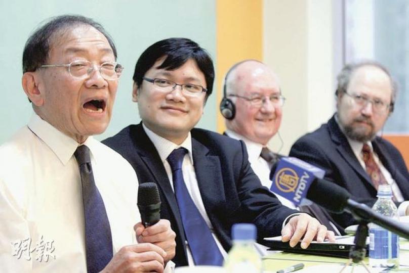 過渡期研究計劃公布的調查發現,不滿曾蔭權與大財團關係的市民去年顯著急升,前港區人大代表李鵬飛(左一)批評港府施政未能「以民為本」。右一為浸大政治及國際關係學系教授戴高禮。(郭慶輝攝) 過渡期研究計劃公布的調查發現,不滿曾蔭權與大財團關係的市民去年顯著急升,前港區人大代表李鵬飛(左一)批評港府施政未能「以民為本」。右一為浸大政治及國際關係學系教授戴高禮。(郭慶輝攝)