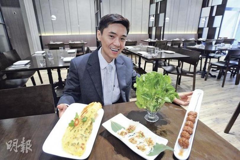 面對租金與工資壓力,經營逾30年的老趙越南風味餐廳,其第二代接班人趙祚豪去年底決定在灣仔開副線,走高檔路線,在灣仔開分店,希望開創新局面。(尹錦恩攝)悅木雖然仍是越南餐廳,但不再如老趙走平民路線,改走高檔路線,無論是門面、裝潢、員工制服等,全部經過品牌設計,食品價格雖較老店貴四至五成,仍不愁沒客路。(尹錦恩攝) 面對租金與工資壓力,經營逾30年的老趙越南風味餐廳,其第二代接班人趙祚豪去年底決定在灣仔開副線,走高檔路線,在灣仔開分店,希望開創新局面。(尹錦恩攝)悅木雖然仍是越南餐廳,但不再如老趙走平民路線,改走高檔路線,無論是門面、裝潢、員工制服等,全部經過品牌設計,食品價格雖較老店貴四至五成,仍不愁沒客路。(尹錦恩攝)