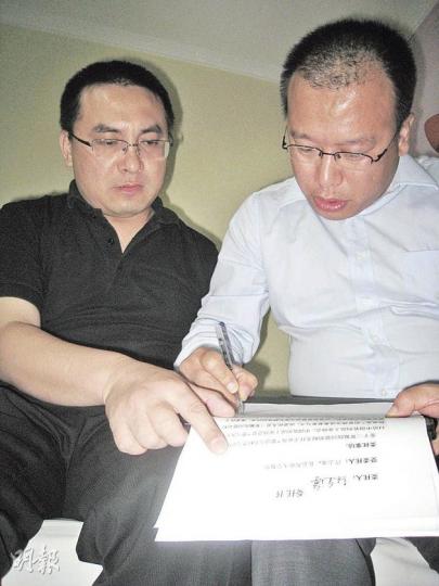趙連海簽署委託書,讓律師彭劍(左)代理交涉事宜。(明報記者攝)趙連海講到激動處不禁落淚。(明報記者攝) 趙連海簽署委託書,讓律師彭劍(左)代理交涉事宜。(明報記者攝)趙連海講到激動處不禁落淚。(明報記者攝)