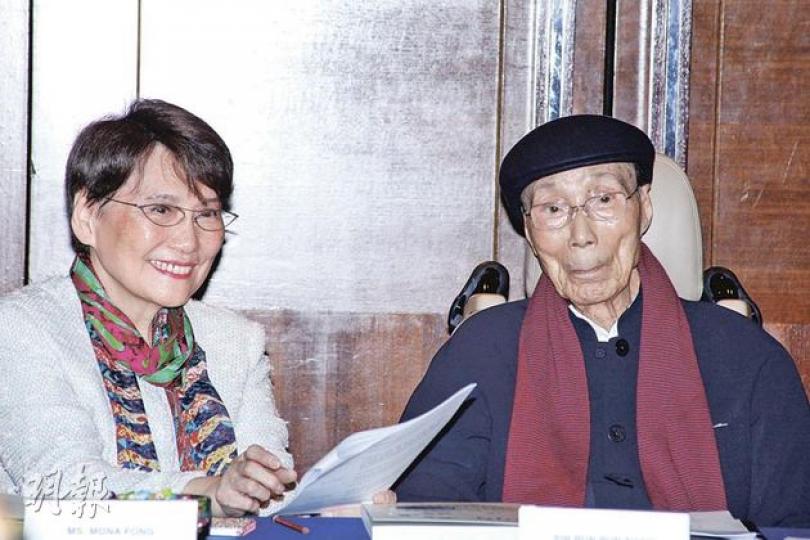 103歲的電視廣播非執行主席邵逸夫(右)如往常一樣,出席一年一度的集團股東大會,太太方逸華(左)在旁提示會議進度。邵逸夫對與會人士較有興趣,不時四圍張望,看到熟悉的管理層時更報以微笑。(陳智良攝) 103歲的電視廣播非執行主席邵逸夫(右)如往常一樣,出席一年一度的集團股東大會,太太方逸華(左)在旁提示會議進度。邵逸夫對與會人士較有興趣,不時四圍張望,看到熟悉的管理層時更報以微笑。(陳智良攝)