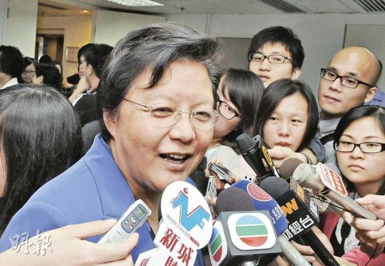 范徐麗泰昨日一現身,再次被傳媒蜂擁包圍,她毫不迴避再度提及23條立法,強調下屆政府必須面對。(陳淑安攝) 范徐麗泰昨日一現身,再次被傳媒蜂擁包圍,她毫不迴避再度提及23條立法,強調下屆政府必須面對。(陳淑安攝)